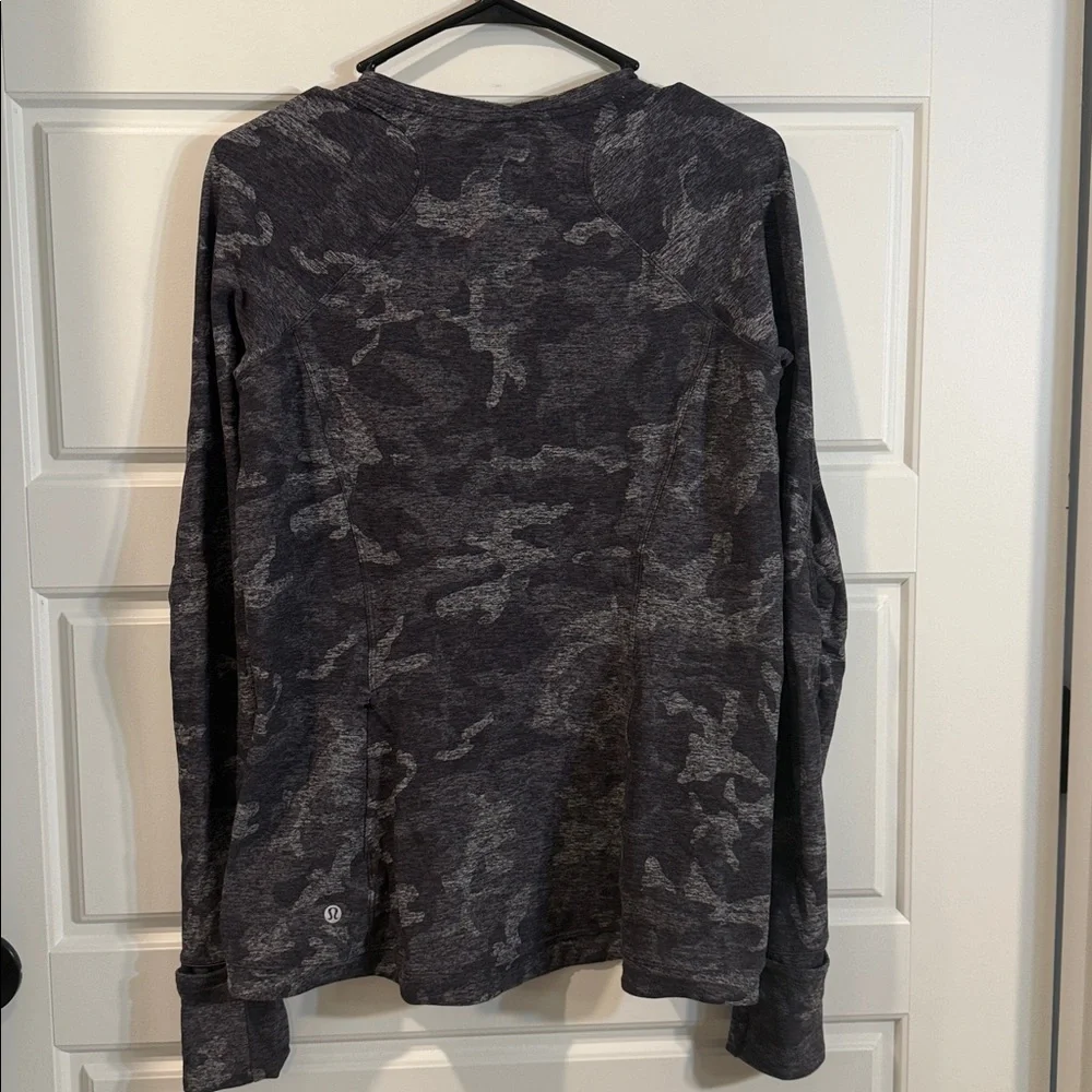 LULULEMON grey camo runderful long sleeve 12